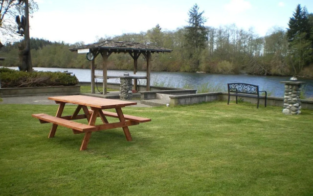 Campbell River Lodge by Riverside