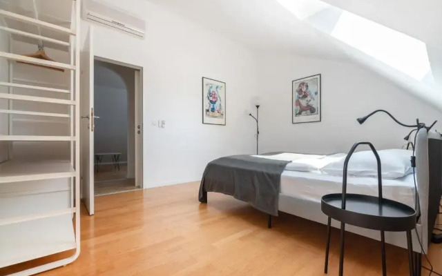 Vienna Roof Top Apartment with Terrace, Parking and AC