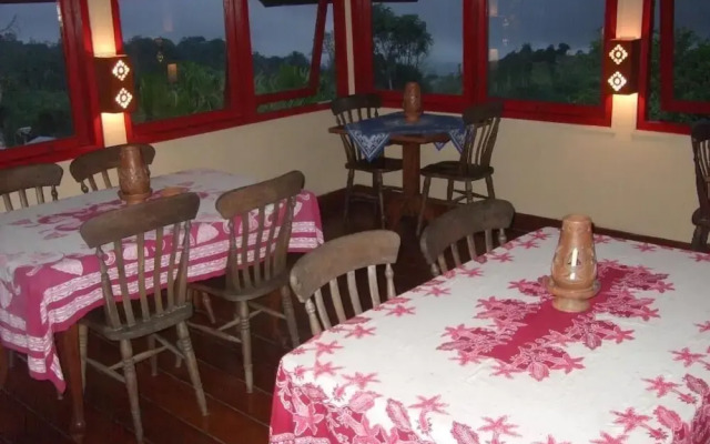 Strawberry Hill Hotel & Restaurant