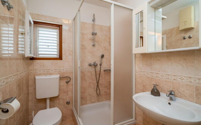 Stunning Home in Zaton Mali With Wifi and 5 Bedrooms