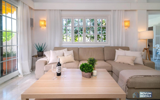 Modern 2 BDRM Apt with Sea Views and Pool