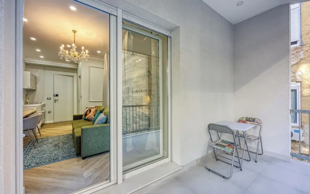 Boutique Downtown Studio with Balcony  1