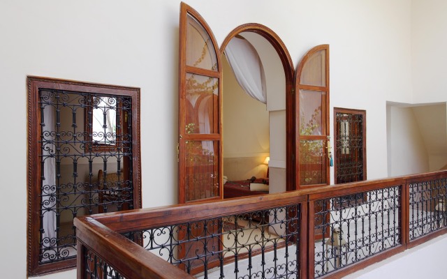 Riad White Flowers