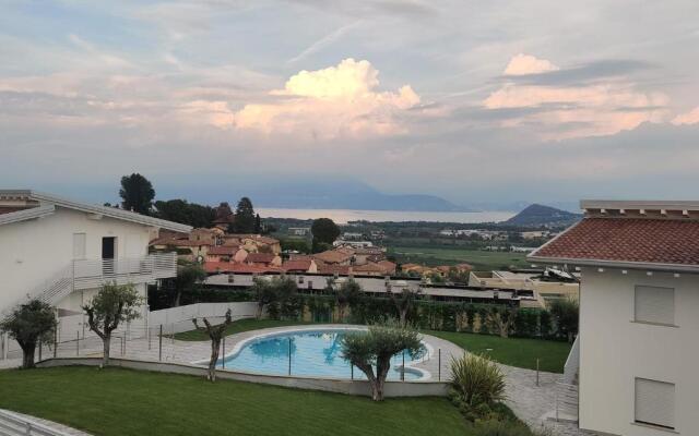 Bilocale in residence vista lago con piscina