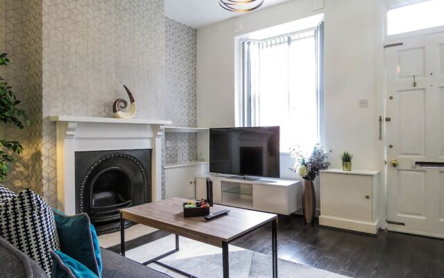 Tudors eSuites Historic Townhouse Birmingham with Garden