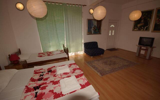 Laros Apartments