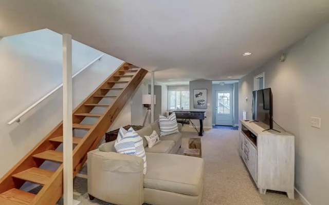 805 East Arctic