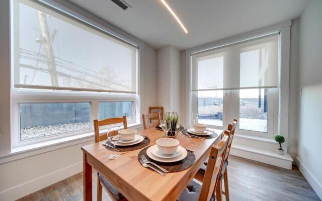 New Luxurious Modern 2BR Condo Sleeps 5 Coffee, AC, WIFI