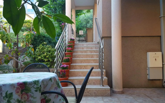 El Mar Apartments