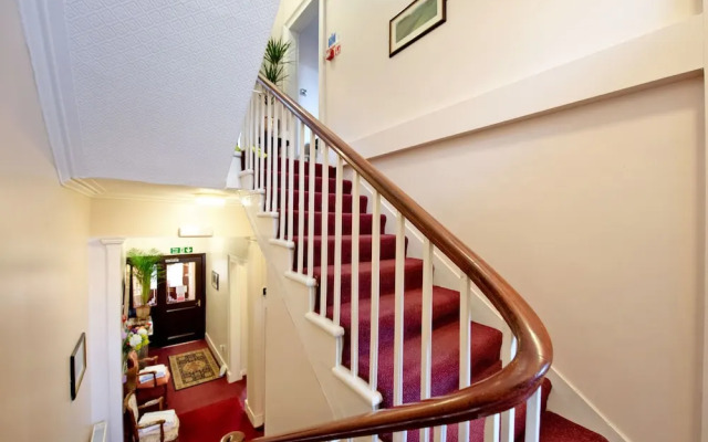 Grand Mansion, 9 Beds, Sleeps 17, Parking - Groups
