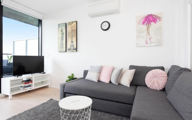 South Yarra City View Apartment with Car Park, Amazon Alexa, Spotify, Netflix, and WiFi – Guest Rooms – Melbourne