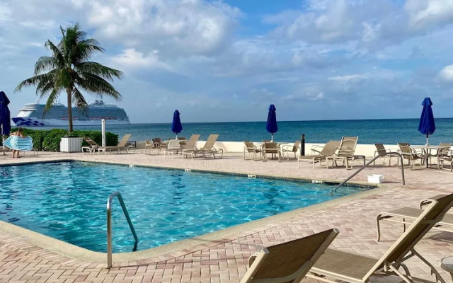 Oceanfront Condo on Seven Mile Beach