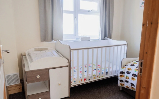 6-bed House - Sleeps 13 - Families & Contractors