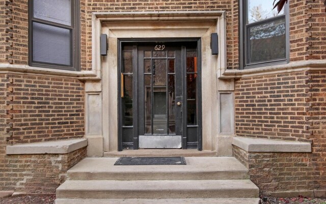 Front Garden 1BR Apt in Lakeview