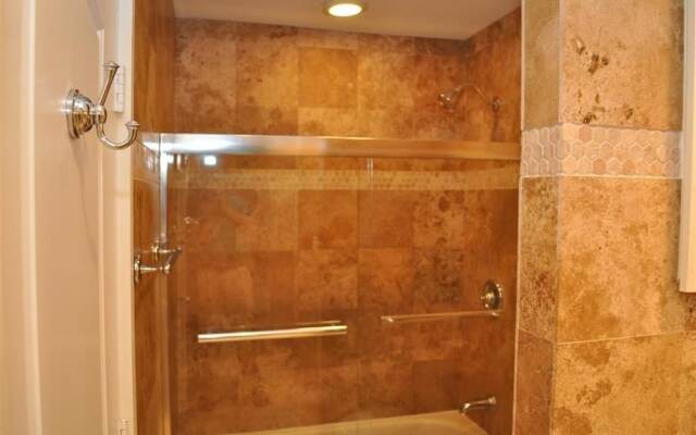 524queen 2 Bedroom Condo