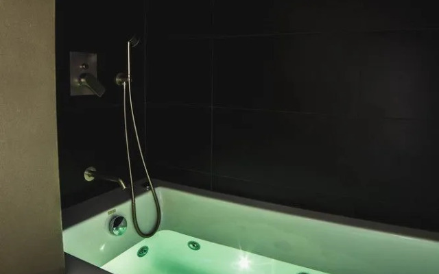 Marquise Suites - Adults Only