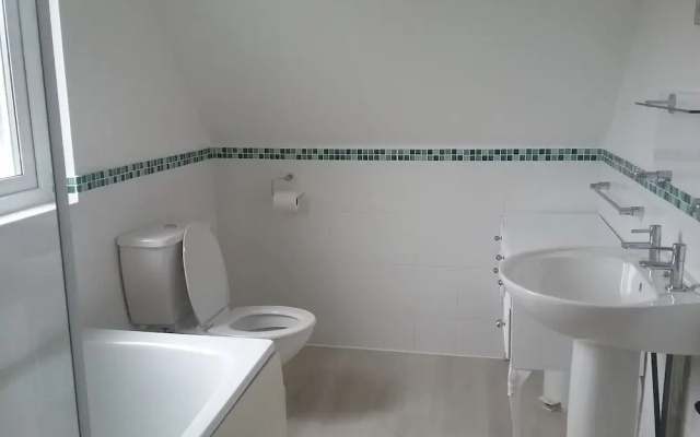 Cosy 3 Bedroom House on Cornish Estate With Pool