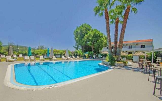 Chaplins Studios & Splash Pool Bar