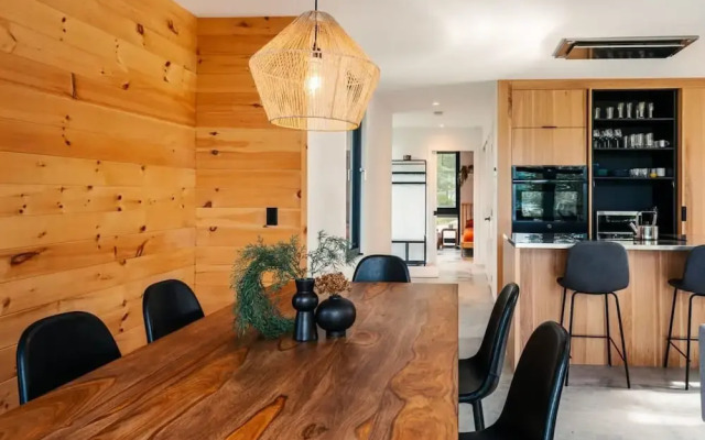 Bright Chalet With hot tub and Indoor Sauna