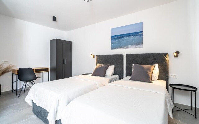 Beautiful Home in Molunat With Wifi and 8 Bedrooms
