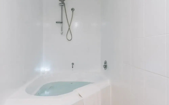 Lakeside 3-bed Apartment With Jacuzzi