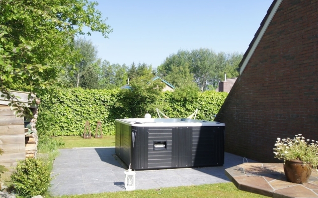 Cozy Holiday Home with Hot Tub in Lauwersoog by Lake