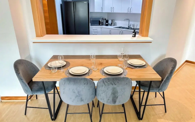 Bright 2BR Apartment with Garden View