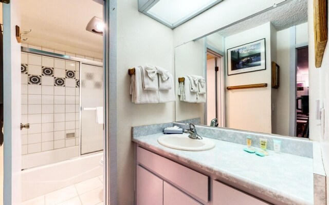 Summit 41 Spacious and Stones Throw to Eagle Lodge by RedAwning