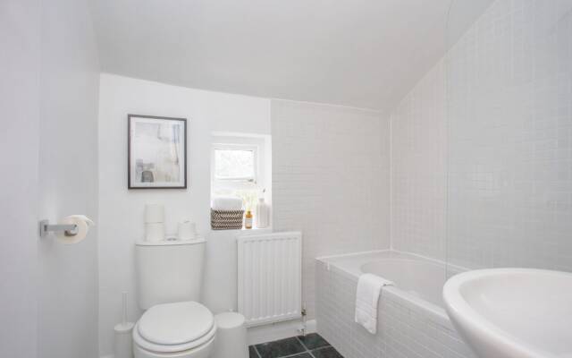 The Crescent Moon - Elegant 1BDR Flat