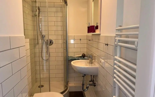 "lee" in House Smaswai 10