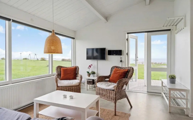 Charming 2-bedroom 12H Ocean Retreat, Summerhouse