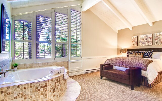 Carriage House Inn