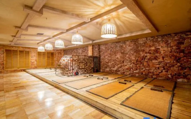 Jichun Hotspring Resort & Spa