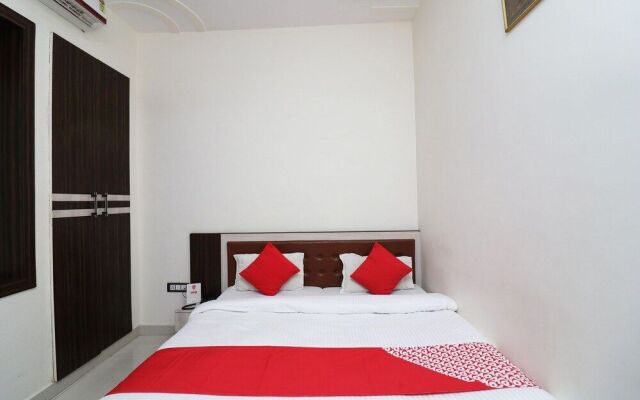 OYO 24879 Royal Taj Home Stay