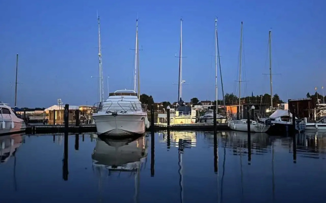 Premium Houseboat Blue Lagoon