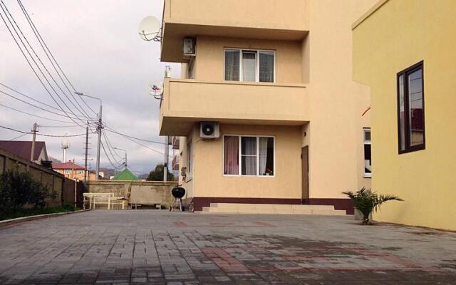 Apartment on Kamyshovaya 41, apt 19