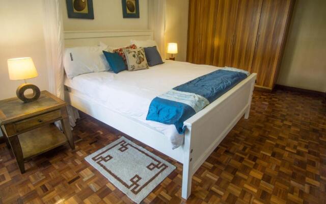 Peaceful, Spacious, Open-plan 2br apartment set in mature garden