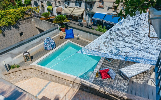 Spacious Villa with 4 rooms, pool, solarium & garden