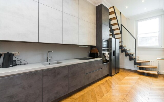 Luxury 2BD Apartment in Holland Park
