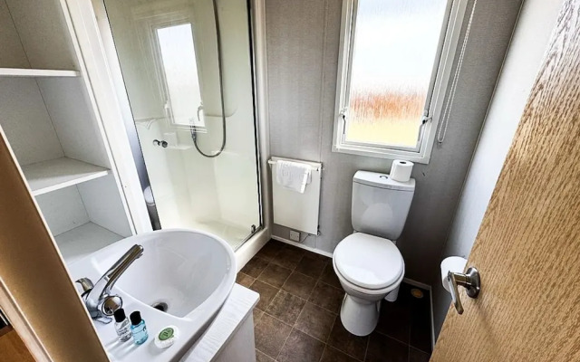 Beachside Caravan Retreat in Lowestoft Sleeps 4