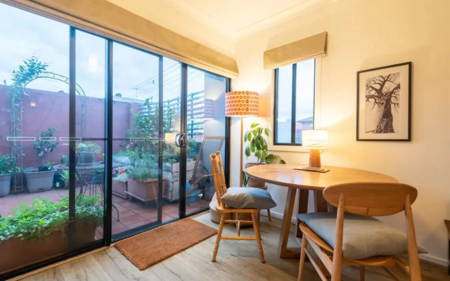 Spacious 2 Bedroom Apartment in Brunswick With Patio and Parking