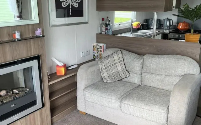 Tranquil Waterside Lodge in Tunstall