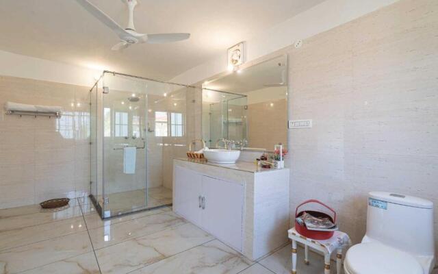 StayVista at Brickwood Hill with Outdoor Infinity Pool & Jacuzzi