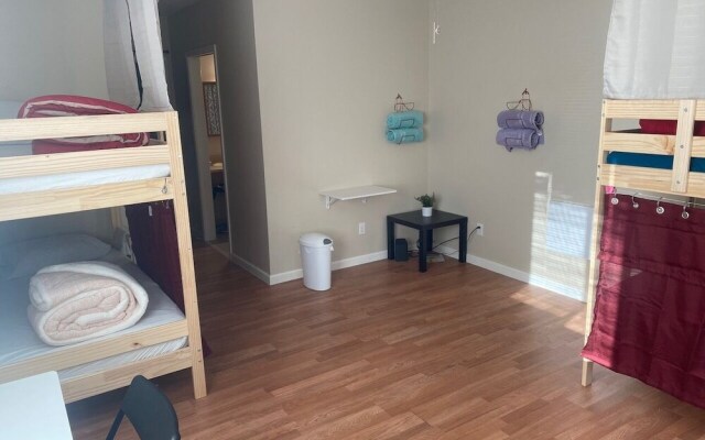 WHOLE Family - Barrette - back - Hostel