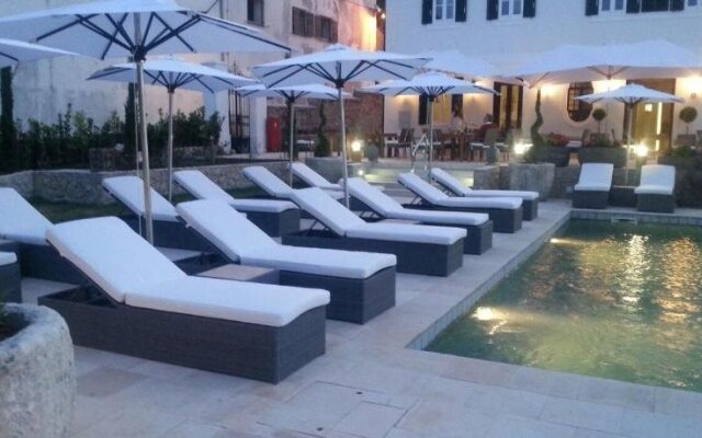 Dolphin Suites Hotel