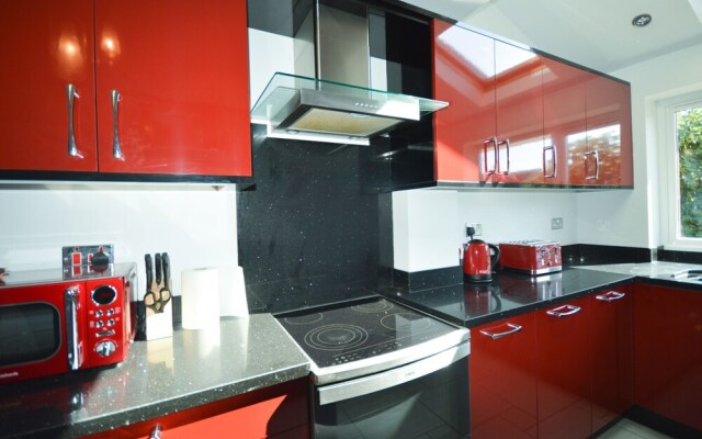Fantastic 4 Bedroom House In Bath With Garden