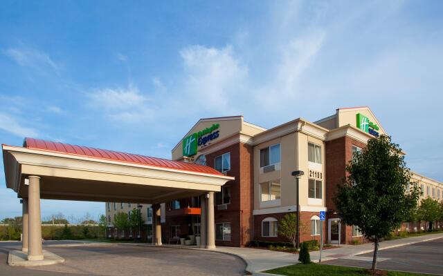 Holiday Inn Express & Suites Detroit - Farmington Hills, an IHG Hotel