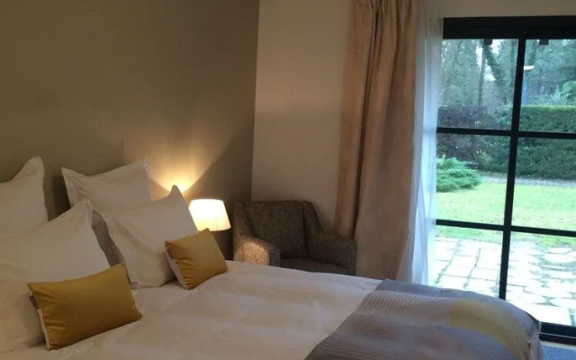 Les Enclos Bed and Breakfast
