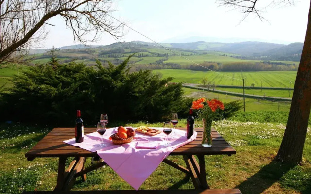 Modern Farmhouse in Pienza With Pool