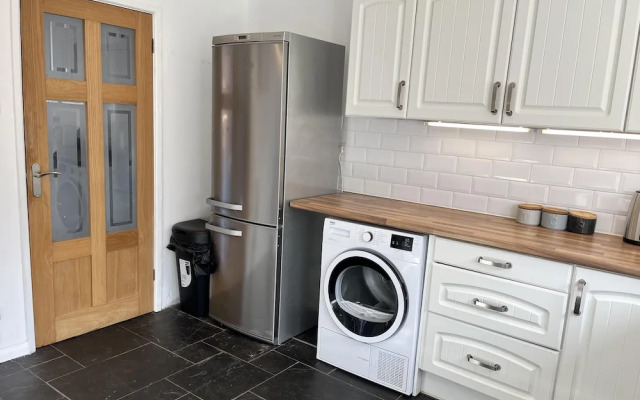 Impeccable 3-bed House in Nottingham Free Parking